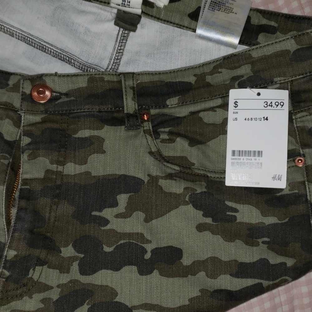 H&M size 14 womens zip ankle camo jeans